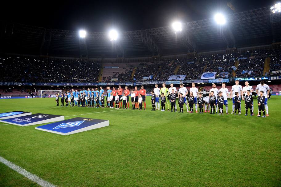 Squadre in campo: si parte. Di seguito troverete le immagini pi belle di Napoli-Dinamo Kiev.